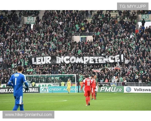 足球巨星泪水背后的故事：荣耀与痛苦交织的瞬间